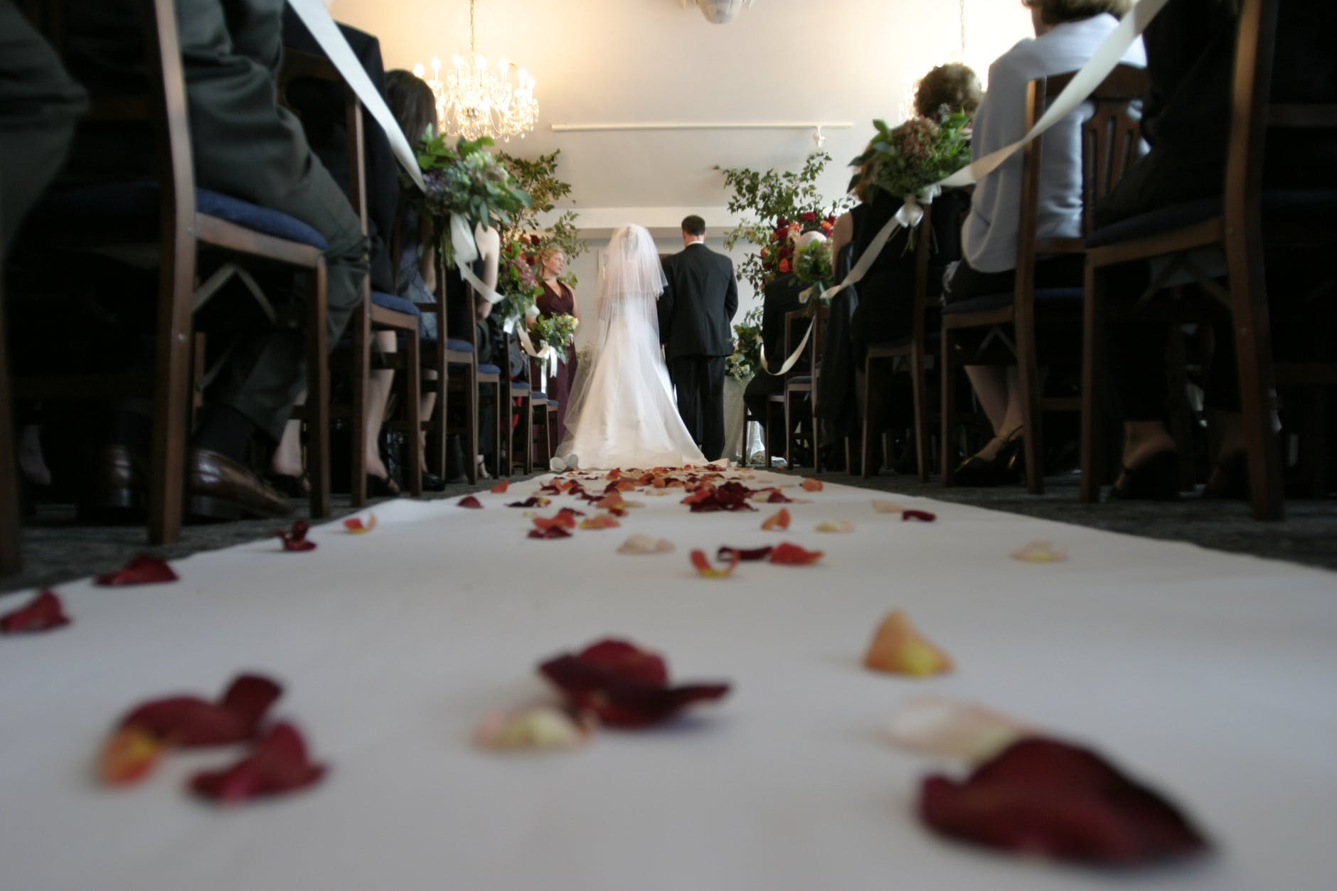 結婚式ムービー】どのタイミングで流す?絶対失敗しない定番の流れを